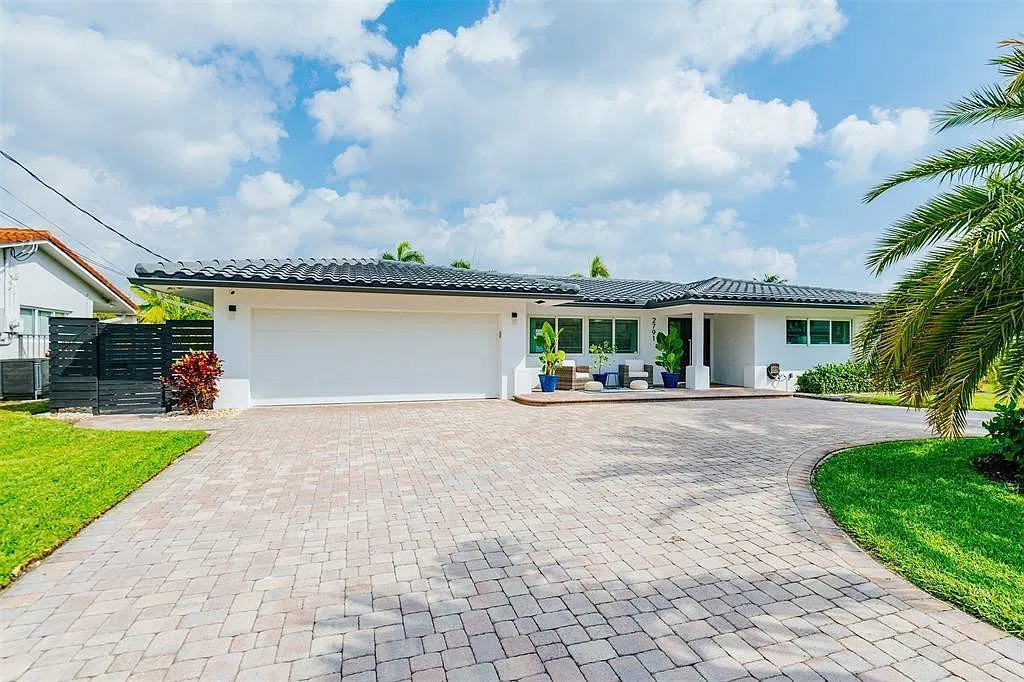 Fully Furnished W/ Boat Lift!! — Photo 4