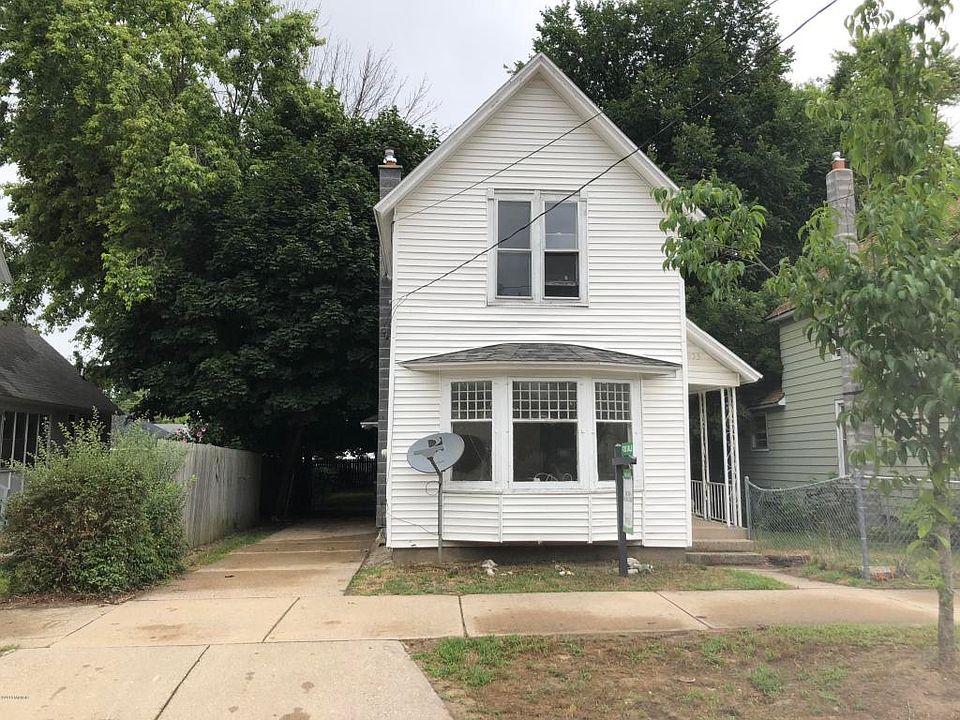 2nd image of 923 Douglas St NW