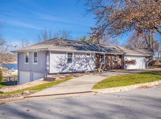1121 NW South Shore Dr, Lake Waukomis, MO 64151