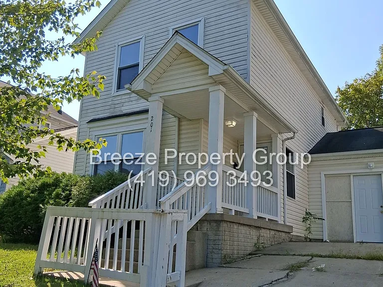 201 W Chalmers Ave — Photo 1