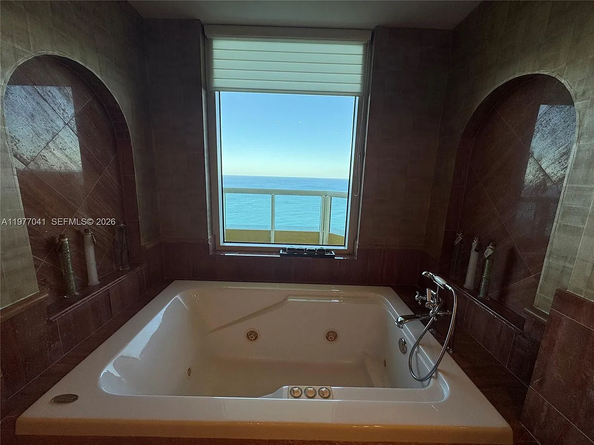 Building Photo - 17875 Collins Ave #4306