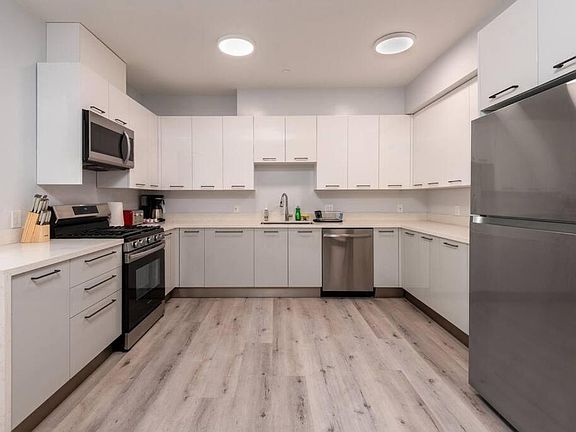 3rd image of 917 S Berendo St #401