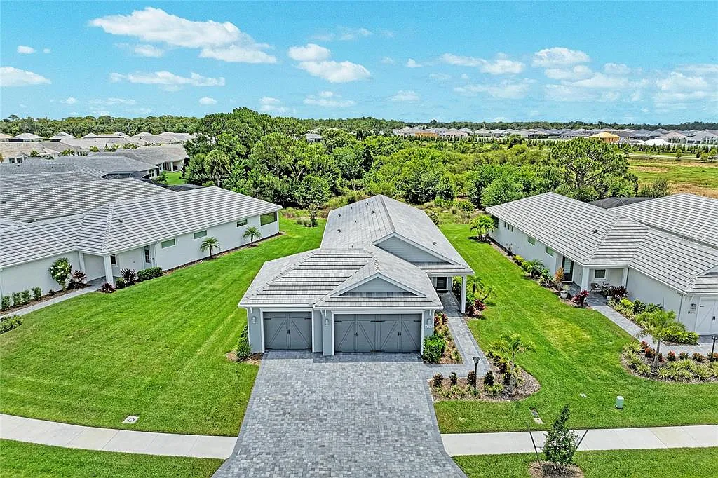 4 bed, 2.0 bath, 1978 sqft, $4,800 — Photo 1