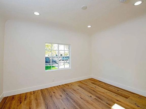 4th image of 6744 Sylmar Ave