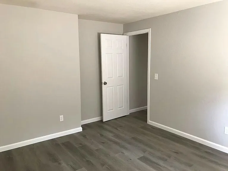 1410 S 32nd Ave — Photo 1