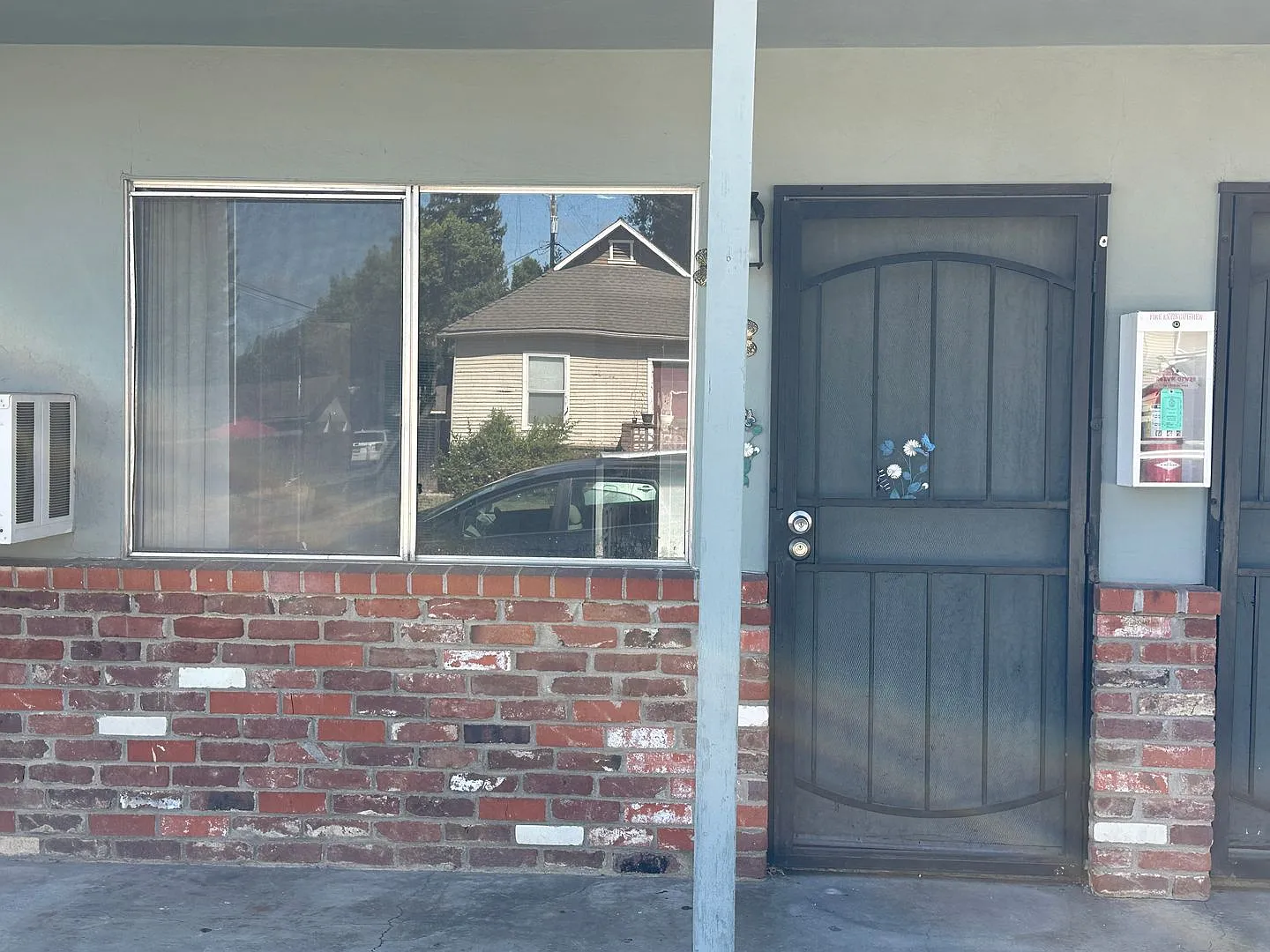 228 S Walnut Ave — Photo 2