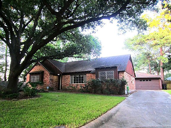 Great Elevation at the end of a beautiful cul de sac with a giant oak!