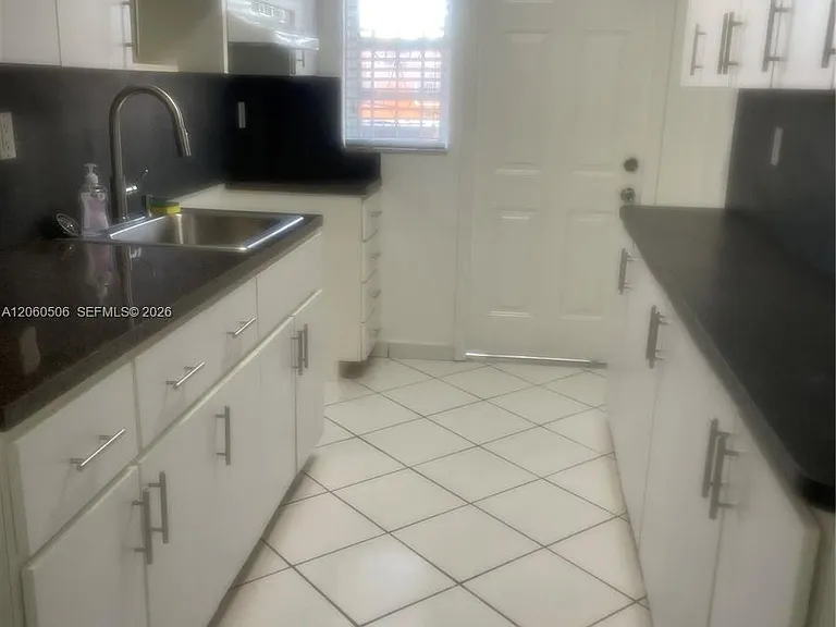 3430 SW 10th St #3 — Photo 15
