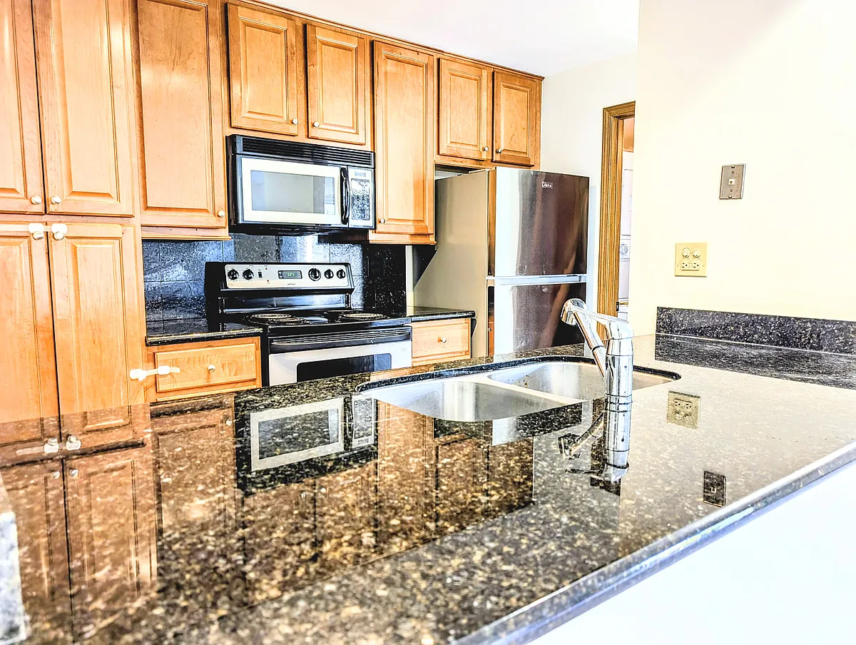 Building Photo - 1751 Sleepy Hollow Ct #7