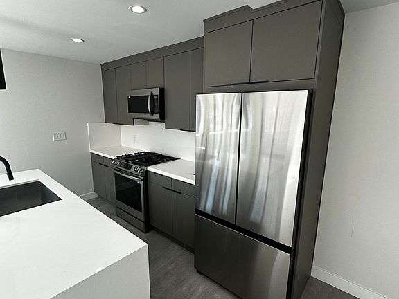 4th image of 205 N Venice Blvd
