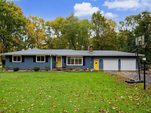 1533 Lake Dr, Hubbard, OH 44425