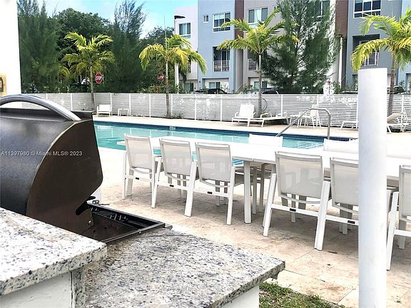 5th image of 2505 NE 193rd St #4112