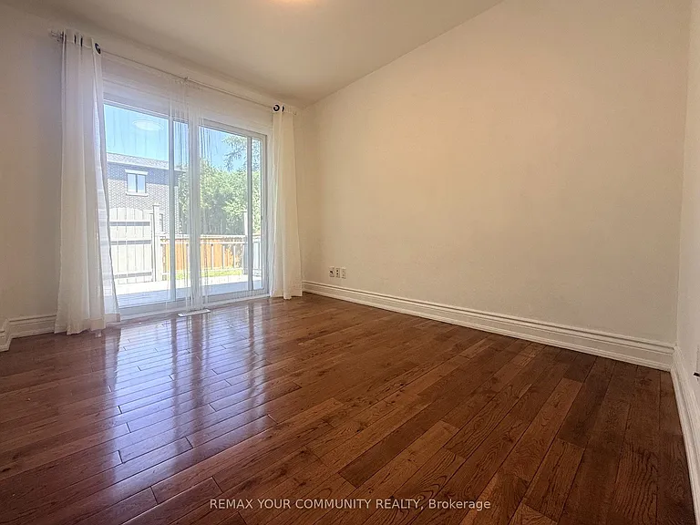 387 Paliser Cres N #MAIN — Photo 9