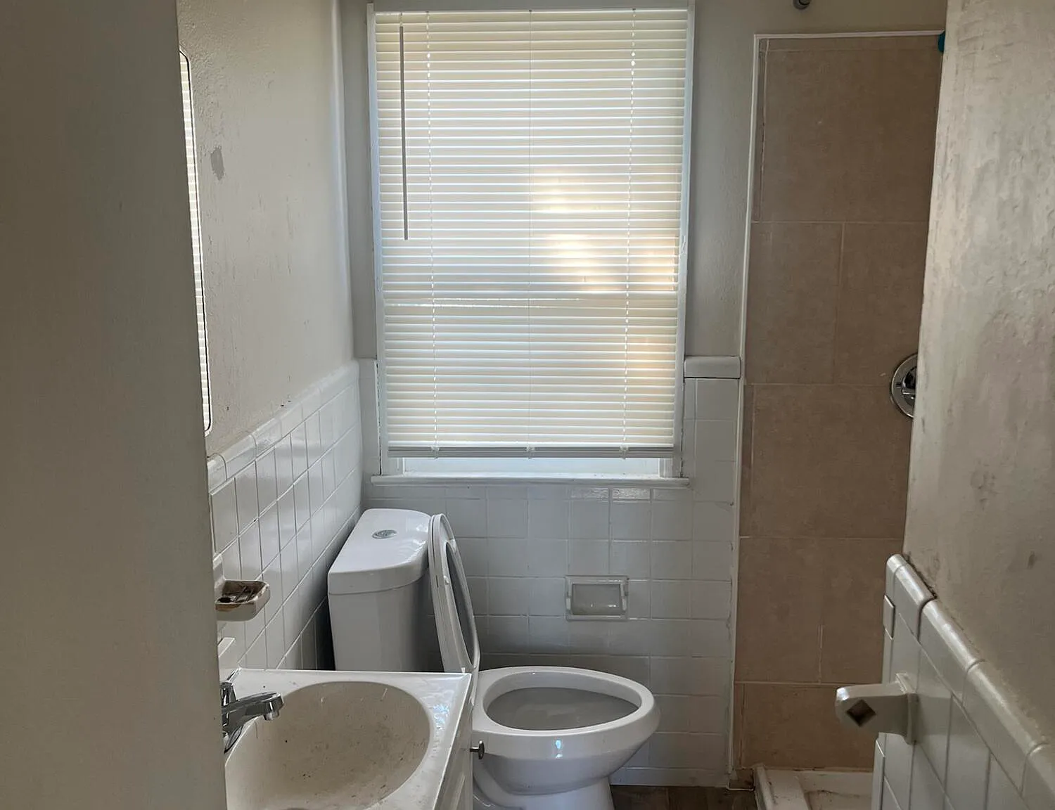3 bed, 1.0 bath, 935 sqft, $1,870 — Photo 1
