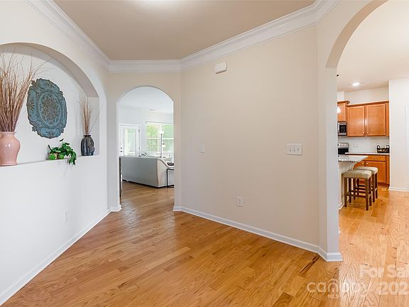 4th image of 640 Mackenzie Falls Dr