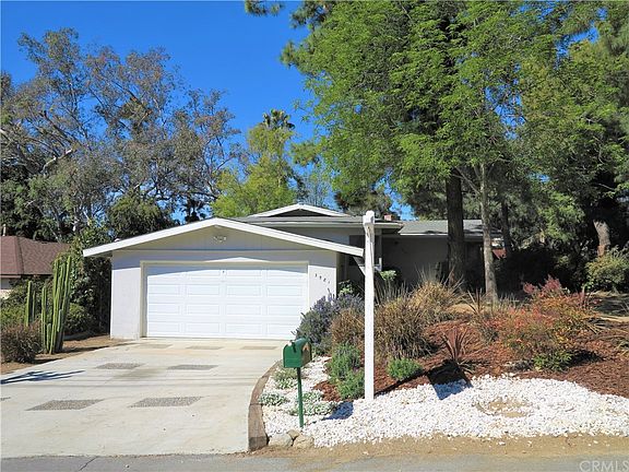 3rd image of 3581 Glenrose Ave