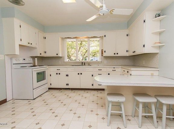 3rd image of 726 Pine Bay Ave