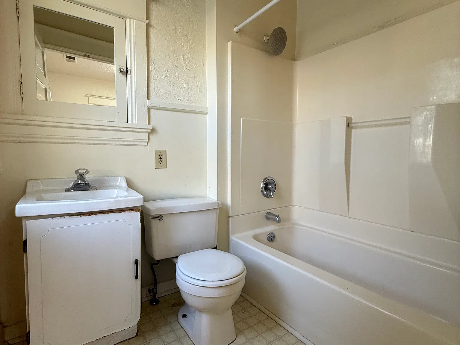 Studio, 600 sqft, $595 — Photo 2