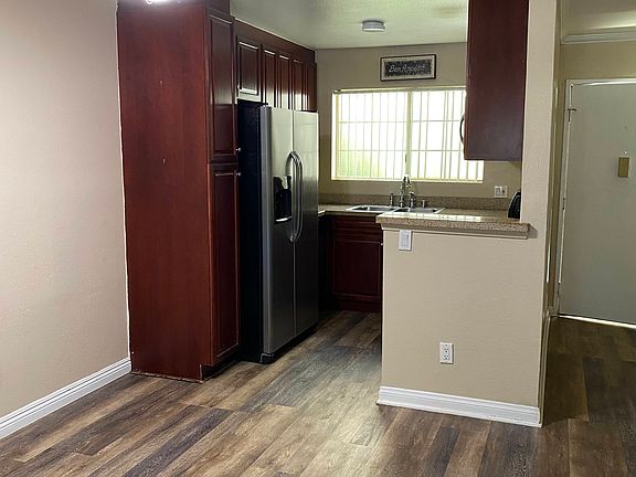 3rd image of 5510 Owensmouth Ave APT 106