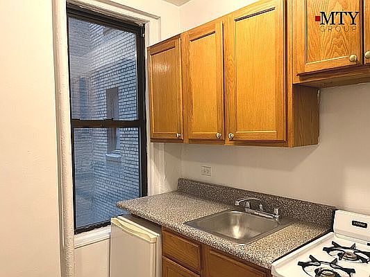 3rd image of 155 E 52nd St APT 5e