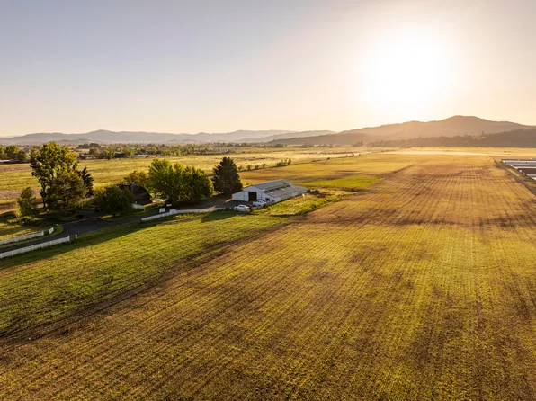 5900 McLoughlin Dr, Medford, OR 97502