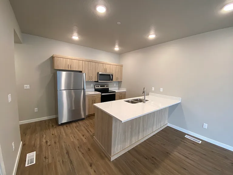 3710 S 10th Ave — Photo 3