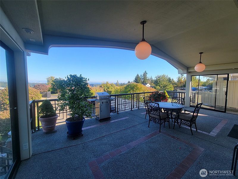 5th image of 3218 Viewcrest Drive NE