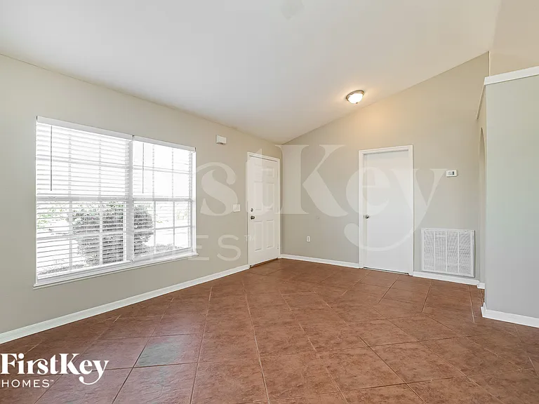 1120 NW 11th Pl — Photo 9