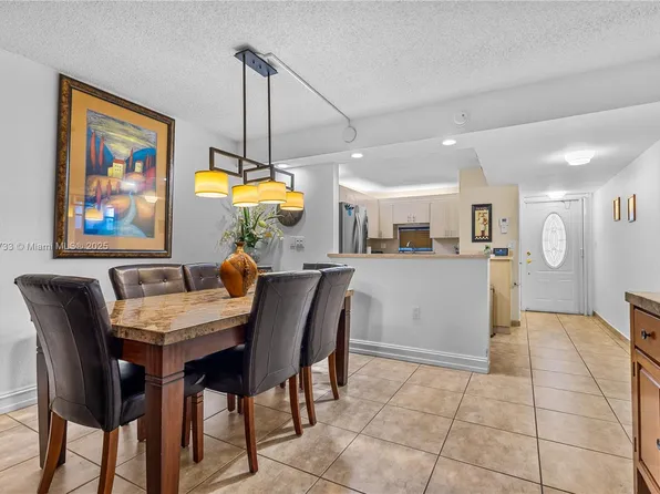 711 S Hollybrook Dr APT 210, Pembroke Pines, FL 33025