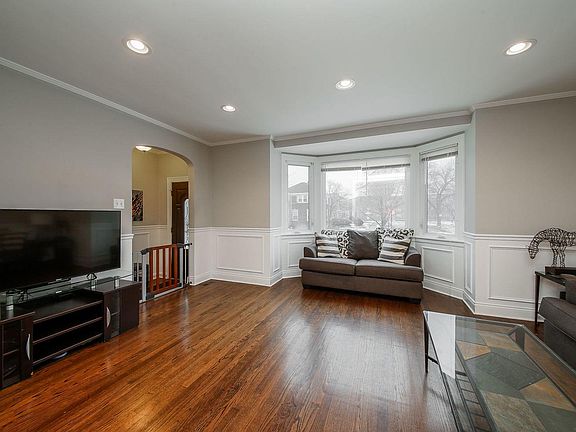 3rd image of 3254 N Natoma Ave