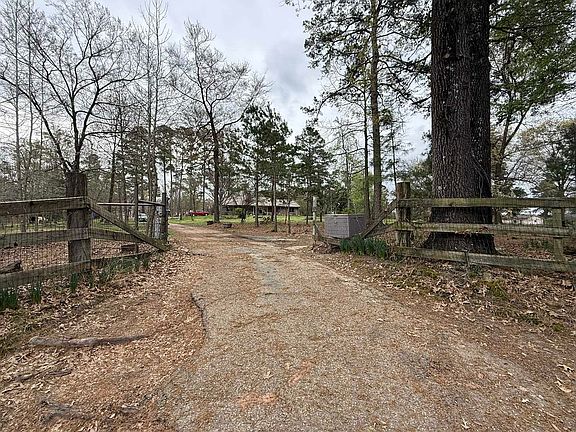 3rd image of 587 Hemlock Rd