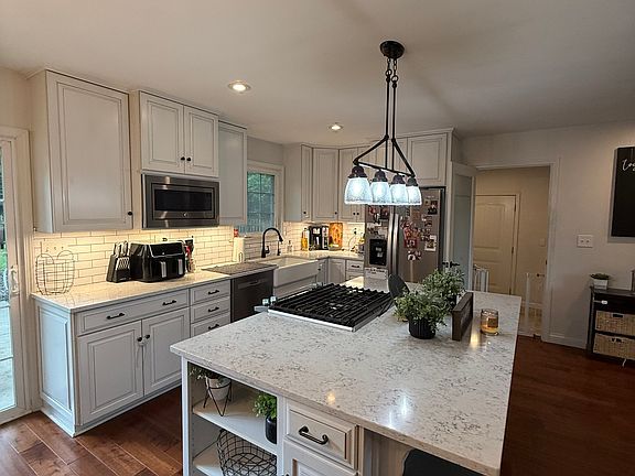 5th image of 216 Oakwood Dr