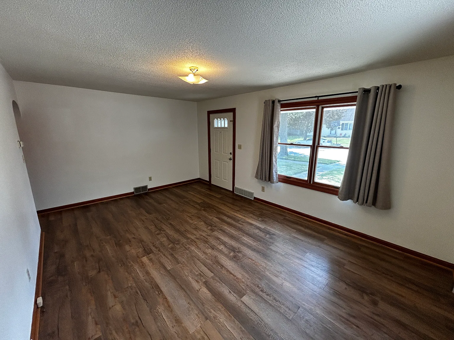 2 bed, 825 sqft, $1,150 — Photo 3