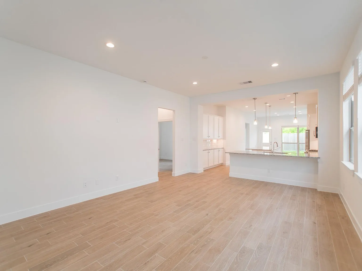 3 bed, 2.0 bath, 1702 sqft, $2,700 — Photo 3