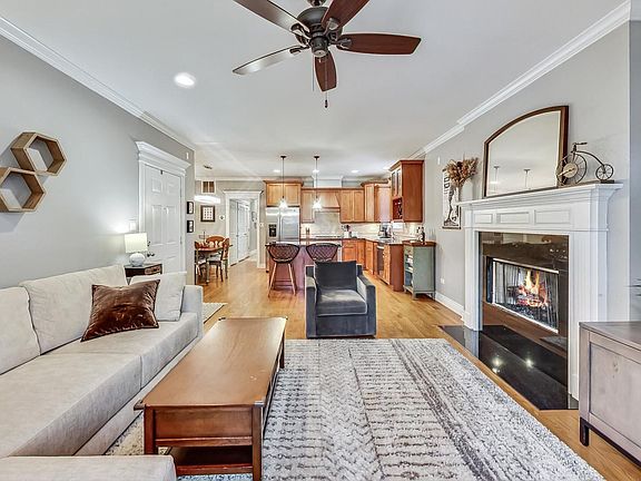 3rd image of 5526 N Winthrop Ave Unit 4N