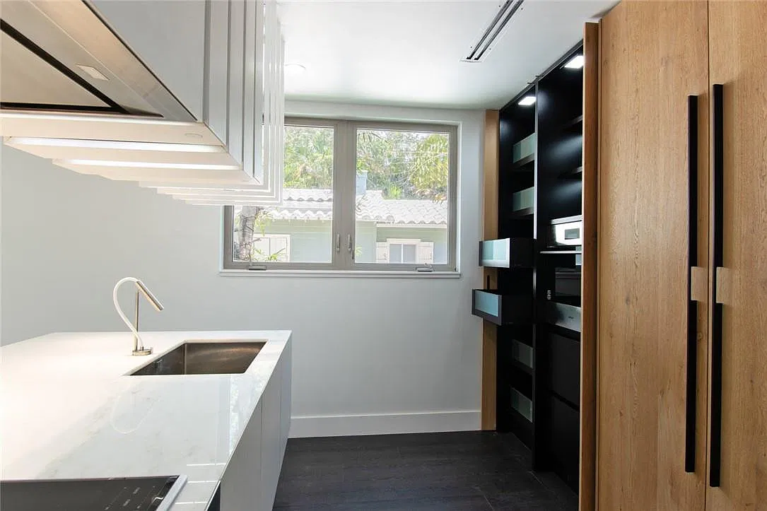 4 bed, 3.5 bath, 4317 sqft, $14,500 — Photo 4