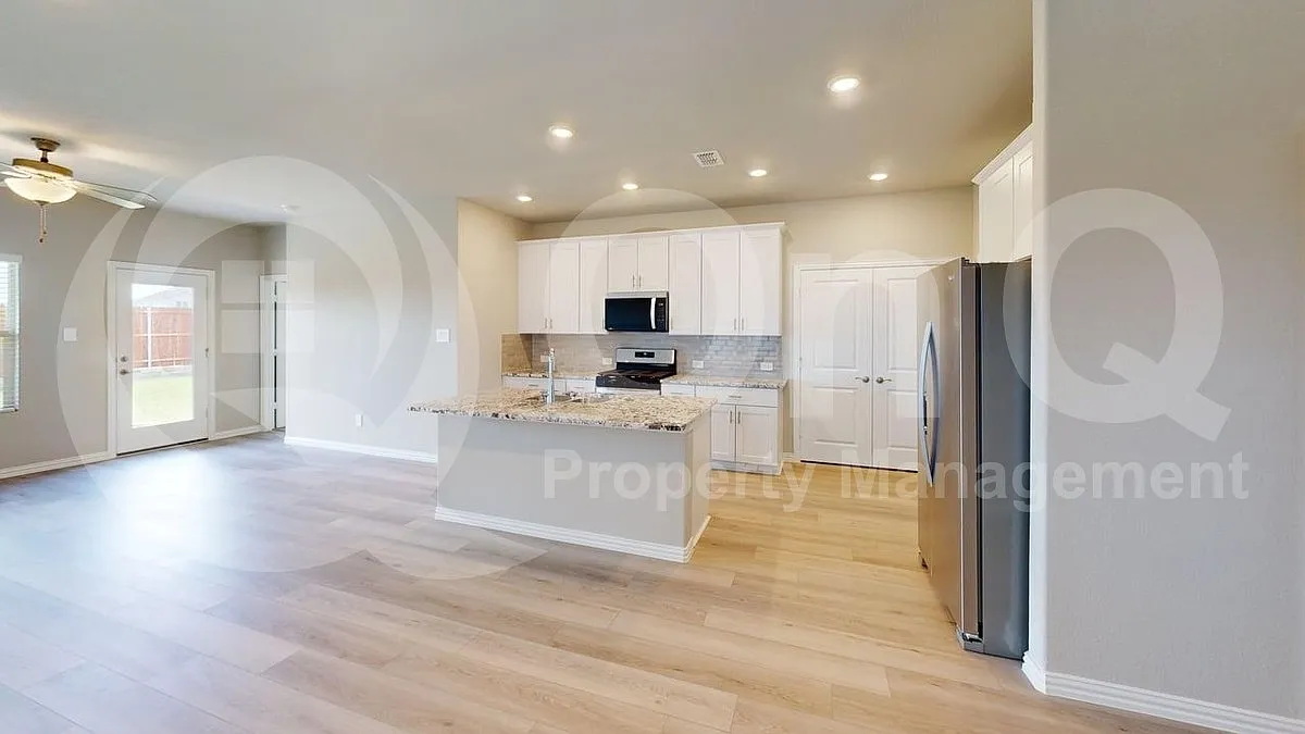 4 bed, 3.0 bath, 1981 sqft, $2,350 — Photo 3