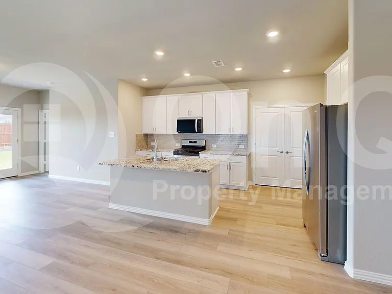 517 Ridgedale Dr — Photo 3