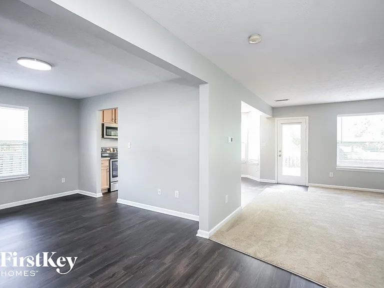 461 E Clear Lake Ln — Photo 4