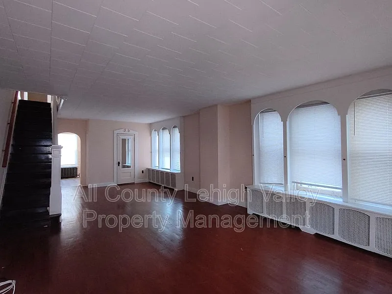 3 bed, 1.0 bath, 1612 sqft, $1,895 — Photo 4