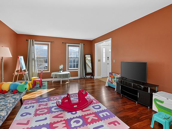 4th image of 911 Rock Spring Rd