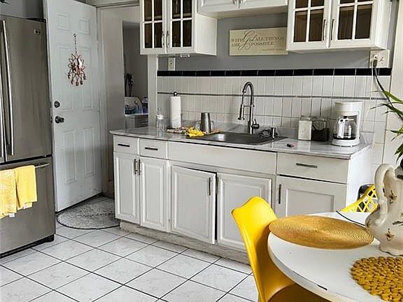 4th image of 476 Hawley Ave