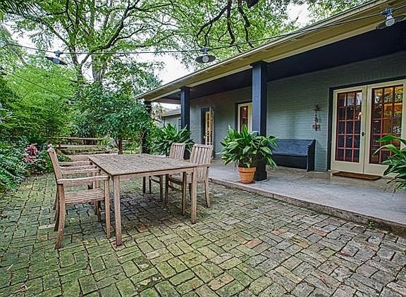 Heritage Oaks surround this property and the neighborhood.  Talk about wonderful character and charm! Tarrytown has it all!   Great schools, shopping and restaurants nearby.  Less than 10 minutes to downtown.