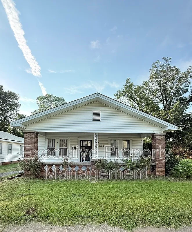 3 bed, 1.0 bath, 1280 sqft, $1,200 — Photo 1