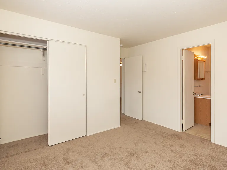 Colonial Club Apartments — Photo 19
