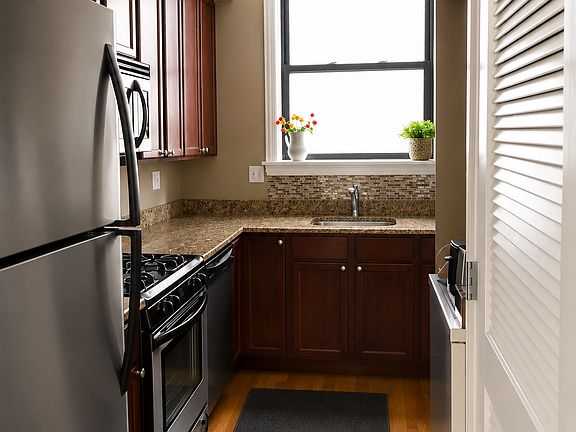 5th image of 4611 N Paulina St APT 3B