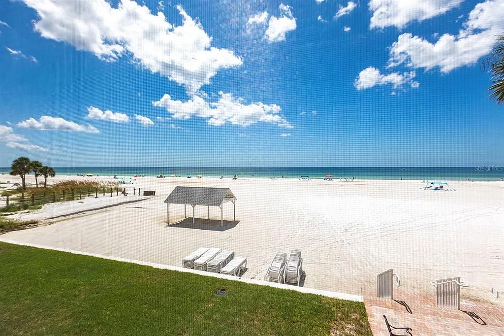 2 bed, 2.0 bath, 1043 sqft, $10,230 — Photo 1