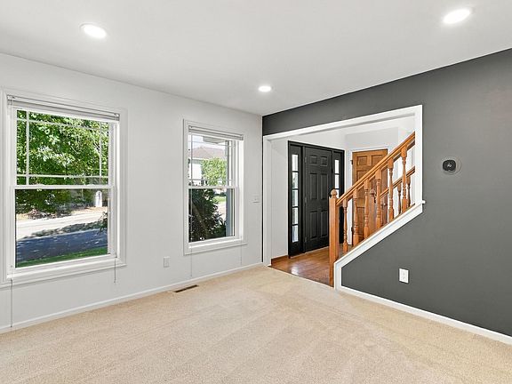 4th image of 555 White Pine Way