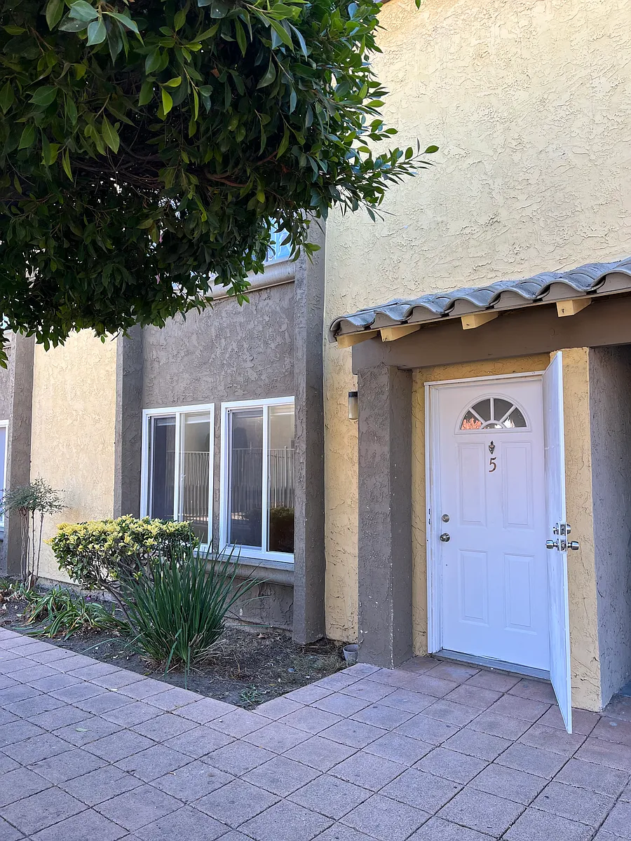 Building Photo - 1641 Pentecost Way #5