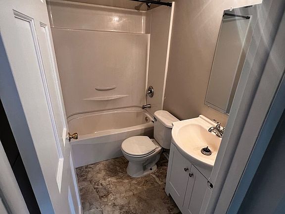 4th image of 1328 Cayuga Ave